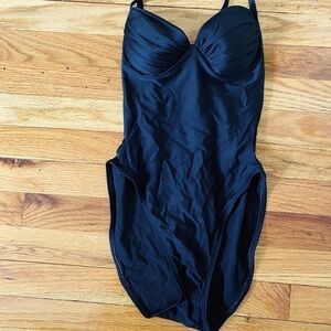 La Blanca black one piece swimsuit. Size 6. Low back. High cut leg.Underwire Bra